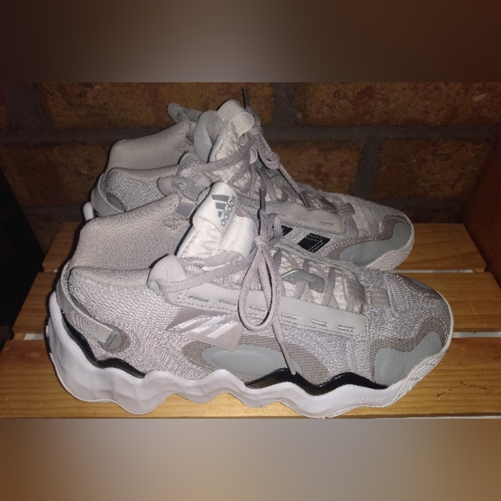 New Without Tags Adidas Exhibit B Mid Basketball Shoes. Size 8.5B